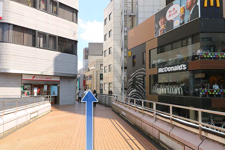 3.マクドナルド横の通路を進み、階段を下ります。