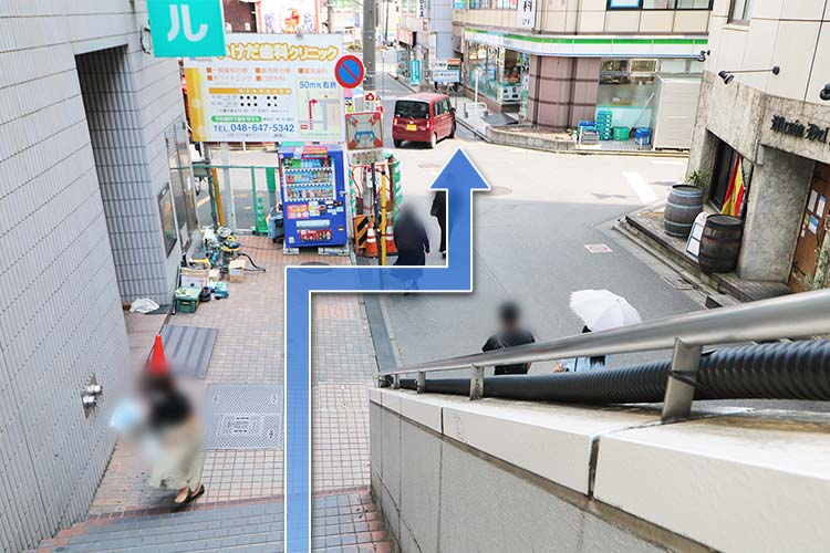 4.階段を下りて直進します。