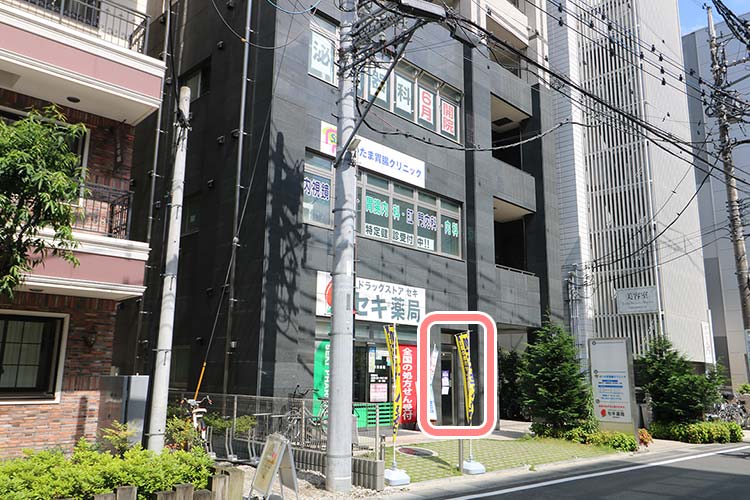 6.左手に見えてくる、セキ薬局のあるビルの3階にあります。